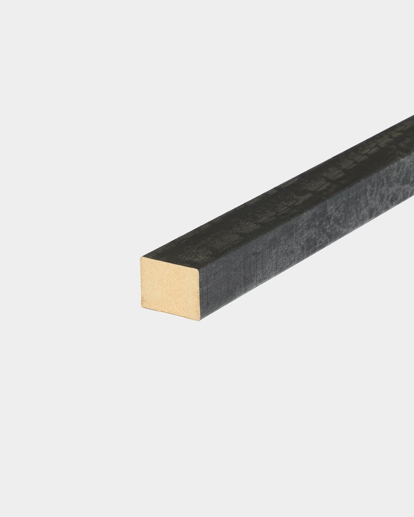 Lamelle de finition WoodUpp Akupanel en finition charbon, épaisseur 2,2 cm, conçue pour être utilisée avec des panneaux acoustiques en bois ou des projets muraux, présentée sur fond blanc.